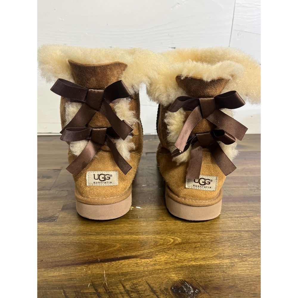 UGG Australia Bailey Bow II Chestnut Suede Sheepskin Boots Girls Size 5 3280Y